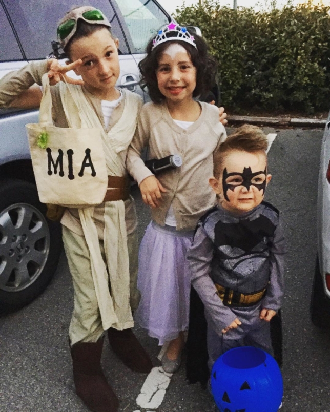 On our way to the festival Mia and Joseph decided that “Rey” and “Batman” were escorting “Princess Jewel” to keep her safe in the “BatReyVan”. #cutiepiekids #halloweenfun